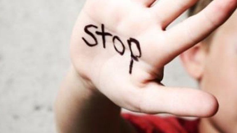 Δύο ανήλικα αδέλφια βασανίζονταν και κακοποιούνταν από τη μάνα και τον σύντροφό της