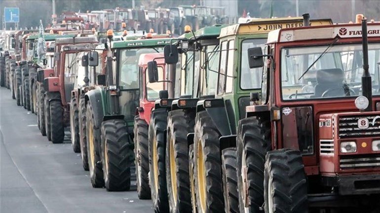 Με 17 τρακτέρ στο Σύνταγμα οι αγρότες από το μπλόκο της Νίκαιας