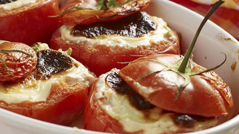 Τομάτες με πλούσια γέμιση και μπεσαμέλ