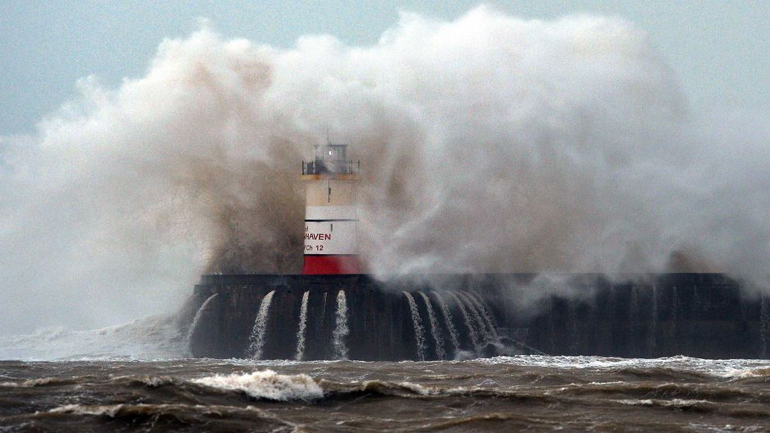 Στο σκοτάδι χιλιάδες οικογένειες στη Γαλλία λόγω σφοδρών ανέμων