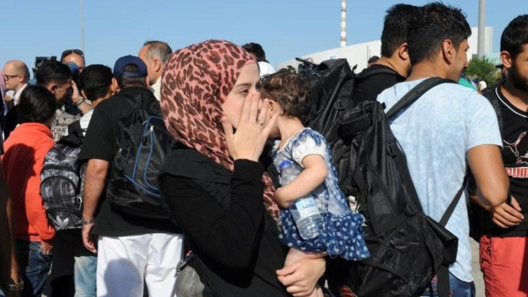 Στο λιμάνι του Πειραιά καράβι με πρόσφυγες και μετανάστες