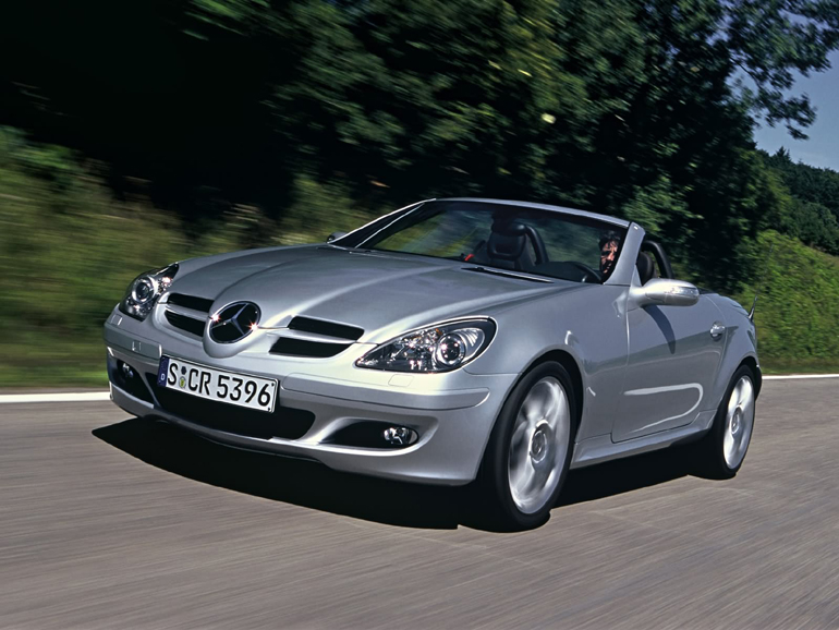 Σύμφωνα με την λίστα της δημοπρασίας μία τέτοια Mercedes SLK έχει τιμή εκκίνησης τα 2.000 ευρώ...