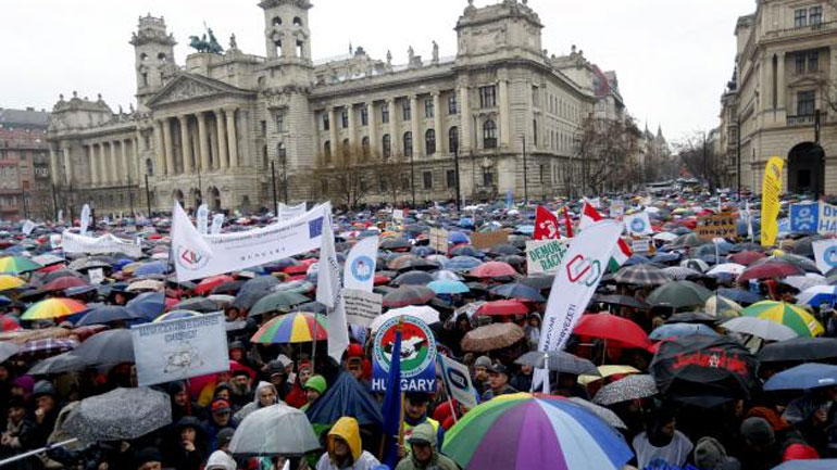 Ουγγαρία: Στους δρόμους για την αυτονομία της Παιδείας