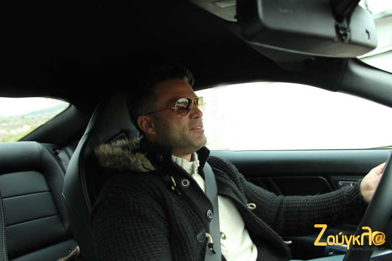 Γίνεται να οδηγείς Mustang και να μην γελάς;