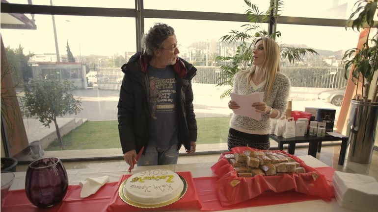Ο Μάκης Τριανταφυλλόπουλος ετοιμάζεται να κόψει την πίτα. Στα δεξιά του η Μαρία Φειδά...