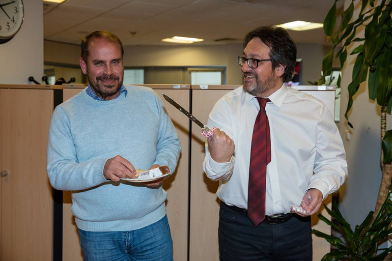 O Βαγγέλη Γκούμας έχει κερδίσει το φλουρί και όπως βλέπετε γελούν και τα μουστάκια του!