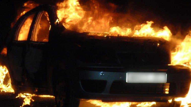 Κρήτη: «Λαμπάδιασε» πολυτελές αυτοκίνητο σε πιλοτή