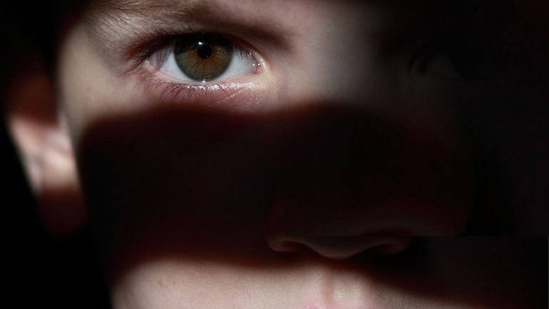 Στη φυλακή η μάνα και ο πατριός που βασάνιζαν και βίαζαν τα δυο αγοράκια τους