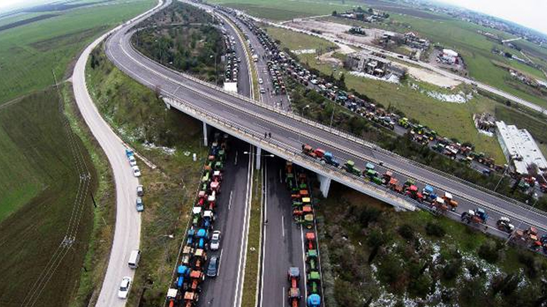 Παραμένουν οι αγρότες στα μπλόκα των Τεμπών και της Νίκαιας