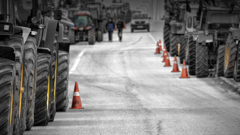 Σκληραίνουν τη στάση τους οι αγρότες