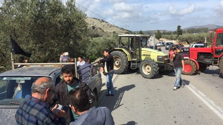 Αγρότες απέκλεισαν τη ΔΟΥ Ρόδου