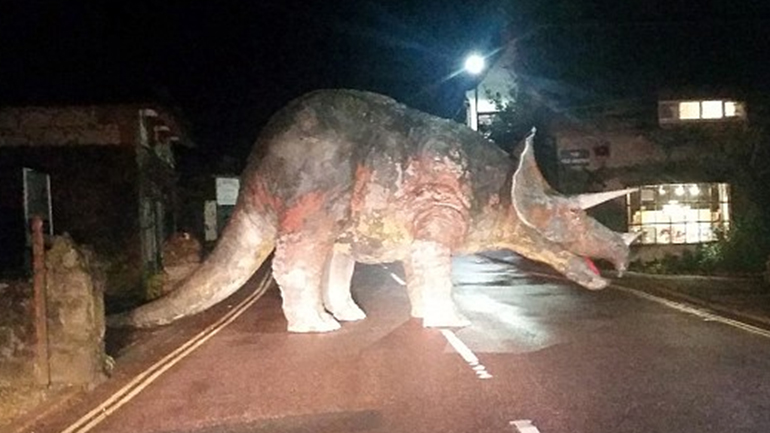 Το «Jurassic Park» επέστρεψε: Τρικεράτωψ βγήκε στους δρόμους