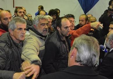 Φωτό από παλαιότερο επεισόδιο: Ένταση και αποδοκιμασίες κατά Σγουρίδη