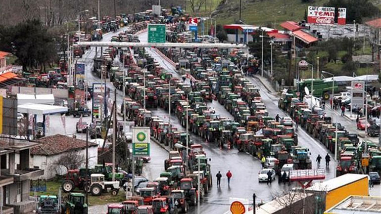 Συνεχίζουν τον αποκλεισμό των Τεμπών οι αγρότες