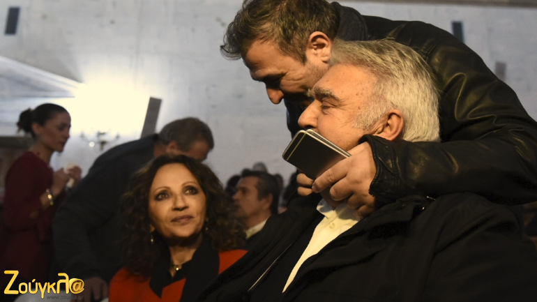 Η αγκαλιά του Αντώνη Ρέμου με τον μεγάλο καλλιτέχνη, τον Πασχάλη Τερζή