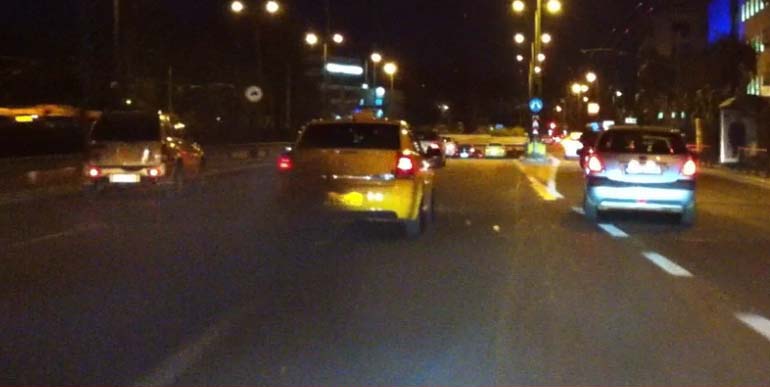 Εικόνα πολύ συνηθισμένη στους ελληνικούς δρόμους... Άραγε γιατί δεν γίνονται έλεγχοι;