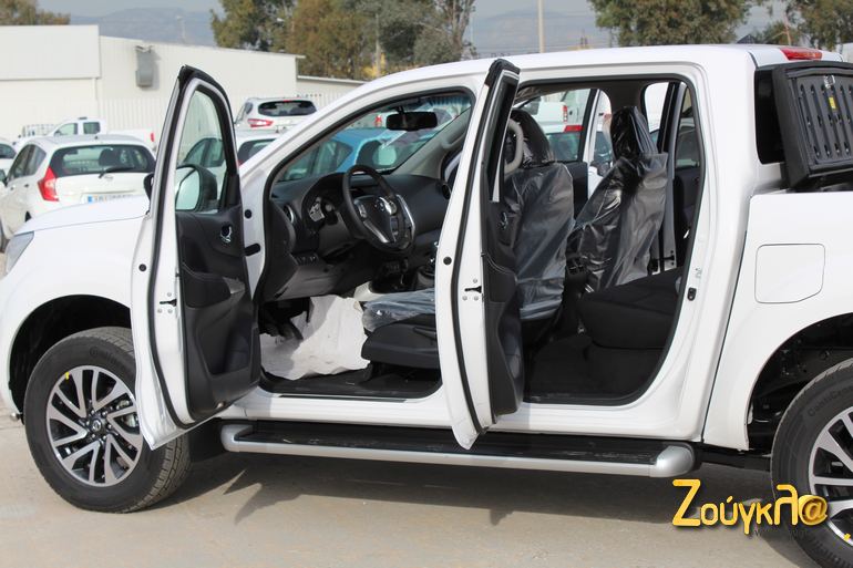 Η διπλοκάμπινη έκδοση μπορεί να μεταφέρει πέντε επιβάτες...