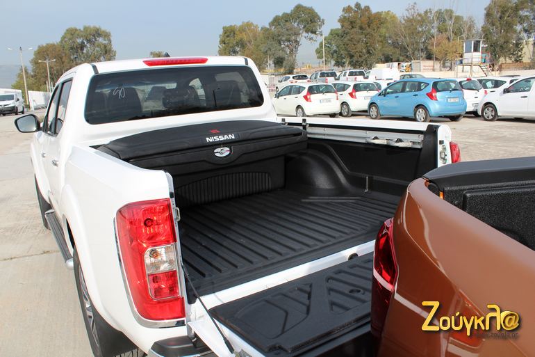 Και ειδικός χώρος για αντικείμενα στην καρότσα...