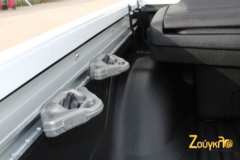 Γάντζοι στην καρότσα...