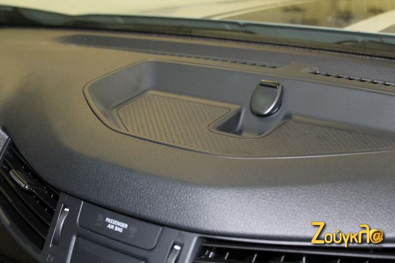 Χώρος για αντικείμενα πάνω από την κεντρική κονσόλα...