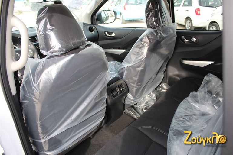 Ο χώρος για τους πίσω επιβάτες στην διπλοκάμπινη έκδοση......