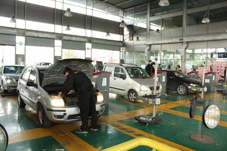 Το γεγονός ότι, εκατομμύρια αυτοκίνητα και μοτοσικλέτες κυκλοφορούν ανασφάλιστα ή δεν έχουν περάσει τεχνικό έλεγχο σημαίνει πως το κράτος όχι μόνο χάνει χρήματα αλλά και είναι επικίνδυνα...