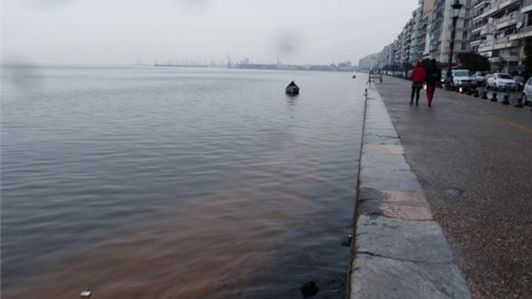 Με κόκκινο χρώμα «βάφτηκαν» τα νερά του Θερμαϊκού