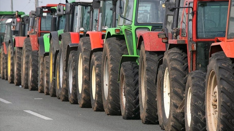 Βγάζουν τα τρακτέρ στον κόμβο της Βιομηχανικής Περιοχής Πρέβεζας