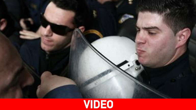 Ένταση ΜΑΤ – εργαζομένων νοσοκομείων στο Υπουργείο Οικονομικών