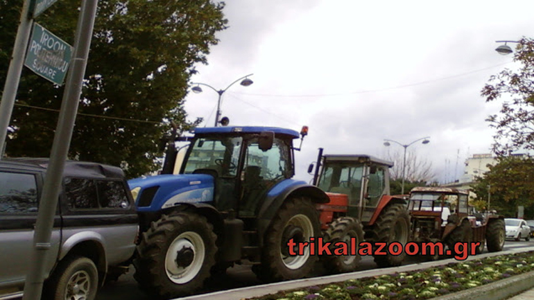 Κλείνουν την εφορία Τρικάλων οι αγρότες με τα τρακτέρ