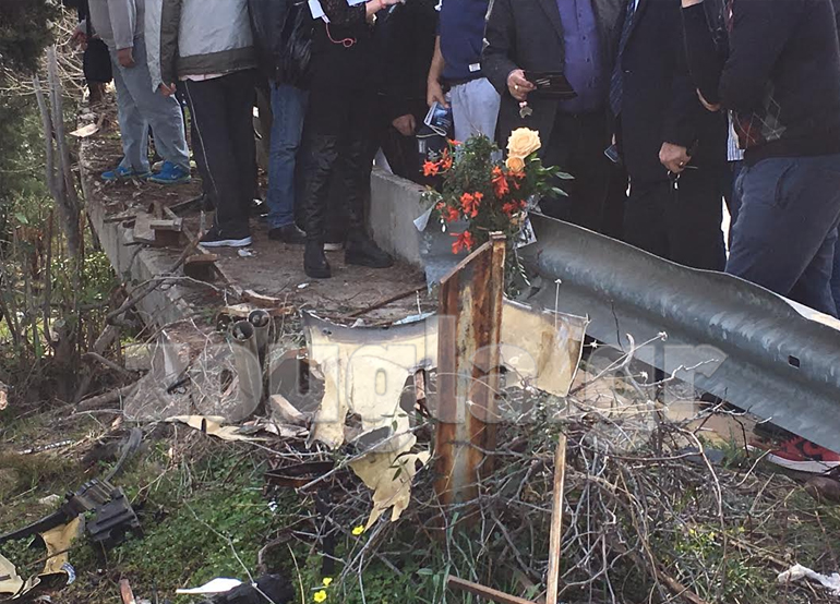 Λουλούδια θαυμαστών στο σημείο όπου «καρφώθηκε» το πολυτελές SUV