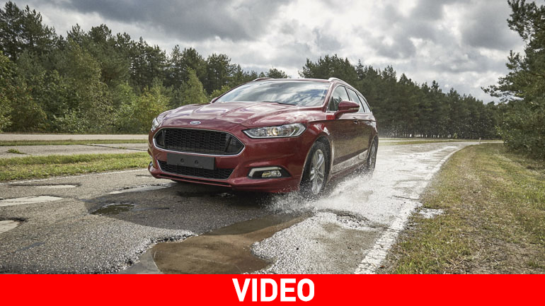 Αυτοκίνητο αποφεύγει μόνο του τις λακκούβες