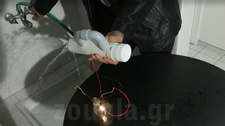 Από τη ροή του νερού δημιουργείται ενέργεια που ηλεκτροδοτεί τη λάμπα