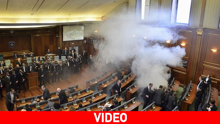 Δακρυγόνα στη Βουλή του Κοσόβου