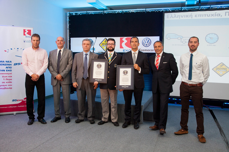 Ο Θωμάς Παπαπάσχος (τέρμα αριστερά) έχει πετύχει ακόμα και παγκόσμιο ρεκόρ οικονομίας καυσίμου με την VW το οποίο έχει καταγραφεί στο βιβλίο των ρεκόρ Γκίνες....