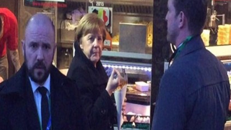 H Mέρκελ βγήκε βόλτα για… πατάτες στις Βρυξέλλες