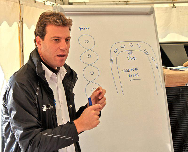 O Θωμάς Παπαπάσχος διδάσκει τον τρόπο και την πορεία που ακολουθεί ένα αυτοκίνητο όταν χάνει τον έλεγχό του...