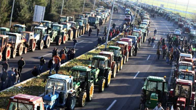 Αμετακίνητοι στις θέσεις τους οι αγρότες
