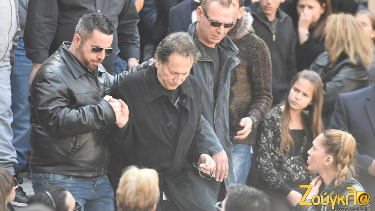 Ο Μάκης Χριστοδουλόπουλος υποβαστάζεται στα σκαλιά της εκκλησίας