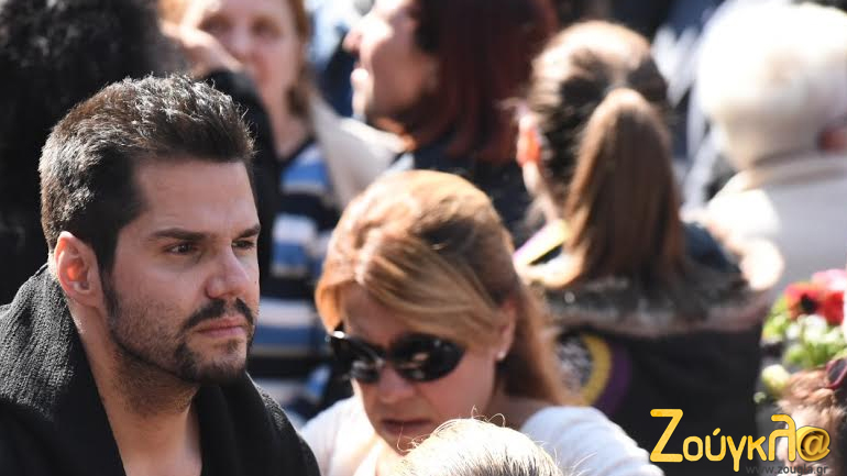 Ο τραγουδιστής Γ. Τσαλίκης εμφανώς συγκινημένος