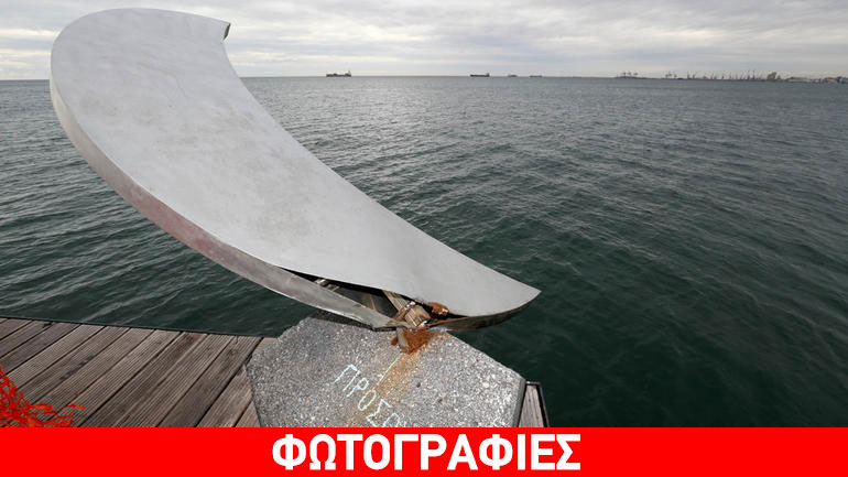 Δύτες ανέσυραν το γλυπτό «Φεγγάρι στην Ακτή» από τον βυθό του Θερμαϊκού