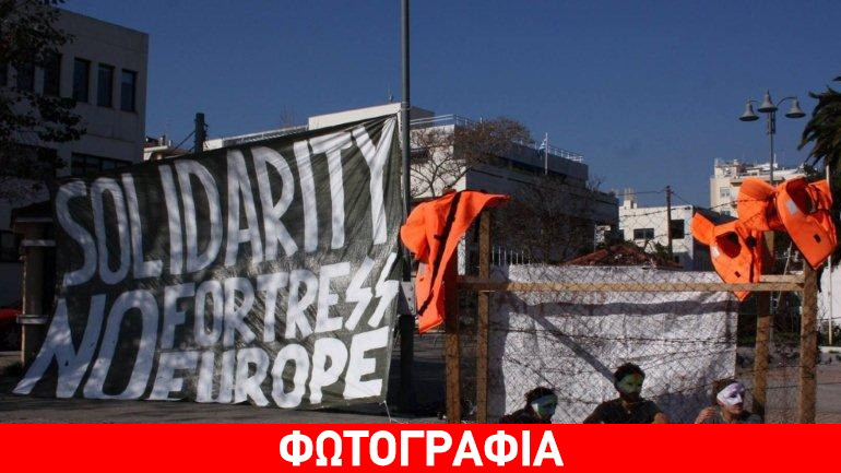 Κλείστηκαν σε κλουβί ως διαμαρτυρία για το hot spot της Χίου