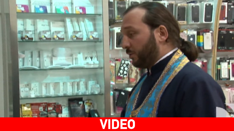 Zήτησαν τις… ευλογίες για να αυξήσουν τις πωλήσεις των iPhone