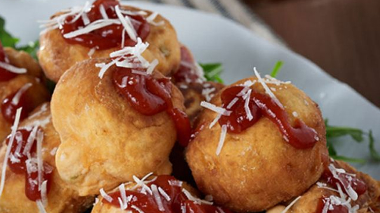 Κοκκινιστοί λουκουμάδες με φέτα