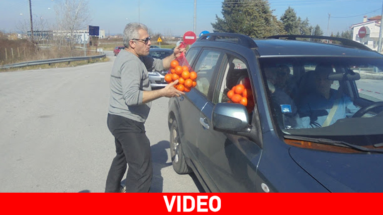 Αγρότες μοίρασαν πορτοκάλια σε περαστικούς οδηγούς