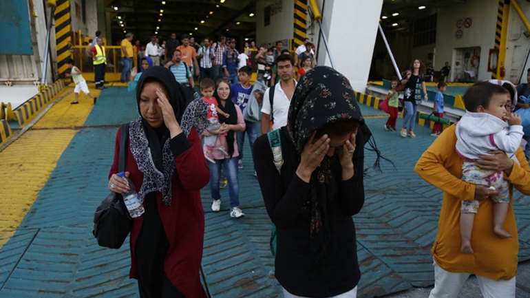 Σε Πειραιά και Καβάλα αφίχθησαν πλοία με 2.433 μετανάστες και πρόσφυγες