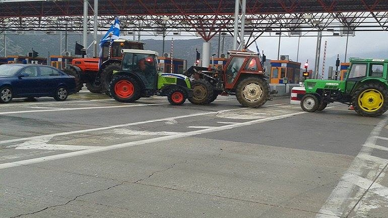 Ουρά χιλιομέτρων στα διόδια του Ισθμού