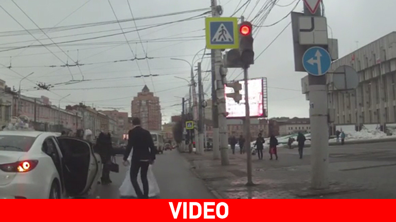 Νεόνυμφοι γίνονται μαλλιά-κουβάρια στη μέση του δρόμου