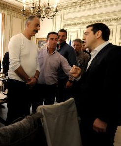 O πρωθυπουργός με τους αγρότες στο τραπέζι του διαλόγου