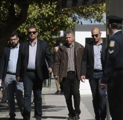 Αγρότες στην... πύλη του Μαξίμου